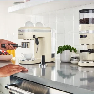 KitchenAid Halbautomatische Espressomaschine ARTISAN In Creme 27