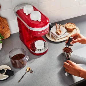 KitchenAid Halbautomatische Espressomaschine ARTISAN In Liebesapfelrot 25